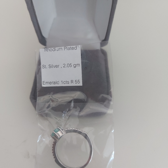 Size 5 | Emrald Silver Ring, New - Picture 4 of 4